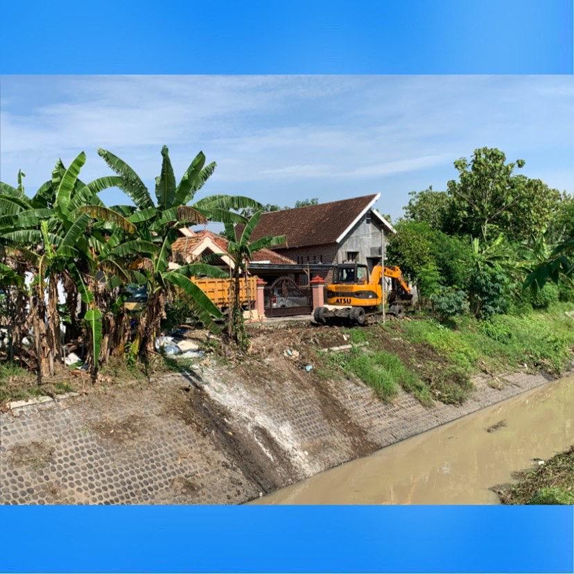 Antisipasi Banjir, Kerja Bhakti Membersihkan Kalisono Bersama Linmas Kelurahan Rejomulyo
