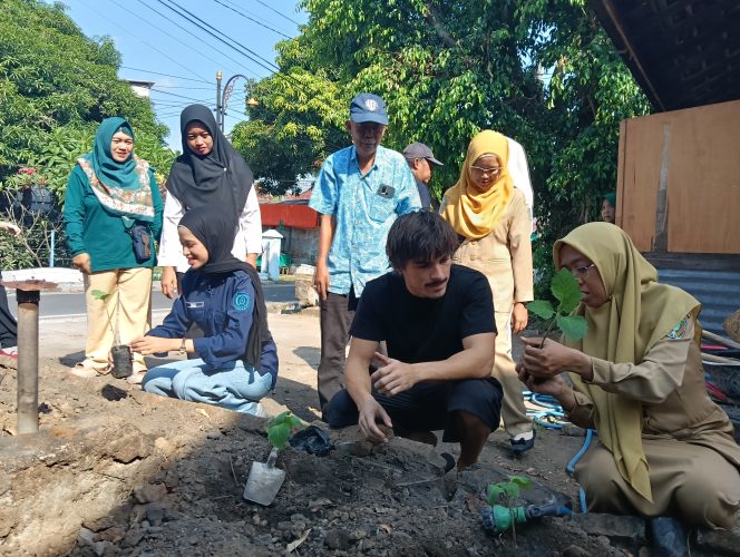 Uriel berkunjung di Budidaya nilam varietas Patchoulina 2