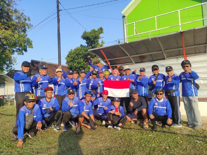 Volunteer dari Prancis bersepeda dengan Komunitas Wong Tuo