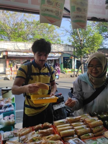 Berburu Jajan Pasar With Bang Uriel