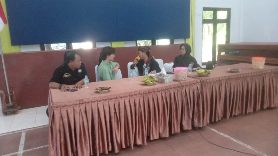 Uriel Volunteer dari Prancis Belajar Pencak Silat di Kelurahan Pilangbango