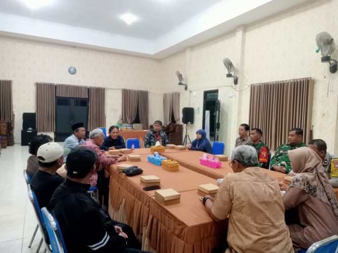 Rapat Koordinasi rencana pemeliharaan saluran di sekeliling lapangan dan pengelolaan lapangan Rejomulyo