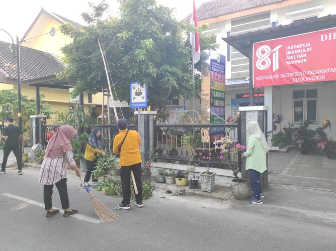 KERJA BAKTI LINGKUNGAN KELURAHAN REJOMULYO